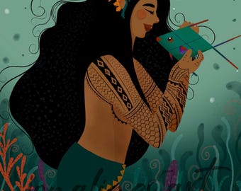 Op de afbeelding: Digitale illustratie van een vrouw met lang zwart haar en een bloemenhaaraccessoire, die een groene vis vasthoudt. Ze heeft tatoeages op haar armen en been. De achtergrond bevat waterplanten en bellen, met een teal- en groen kleurenschema.