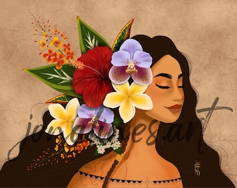 Op de afbeelding: Digitale kunstprint van een vrouw met lang bruin haar versierd met kleurrijke bloemen, waaronder een rode hibiscus en gele frangipani. De vrouw heeft gesloten ogen en een serene uitdrukking. De achtergrond is een getextureerde beige kleur.