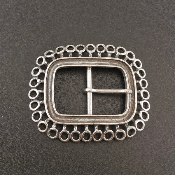 Boucle de ceinture en métal finition argent vieilli