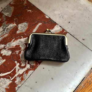 Monedero de cuero brillante hecho a mano con cierre retro