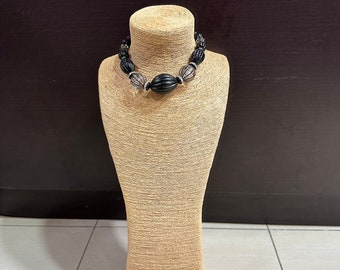 Halskette mit Strasssteinen und schwarzen Harzperlen