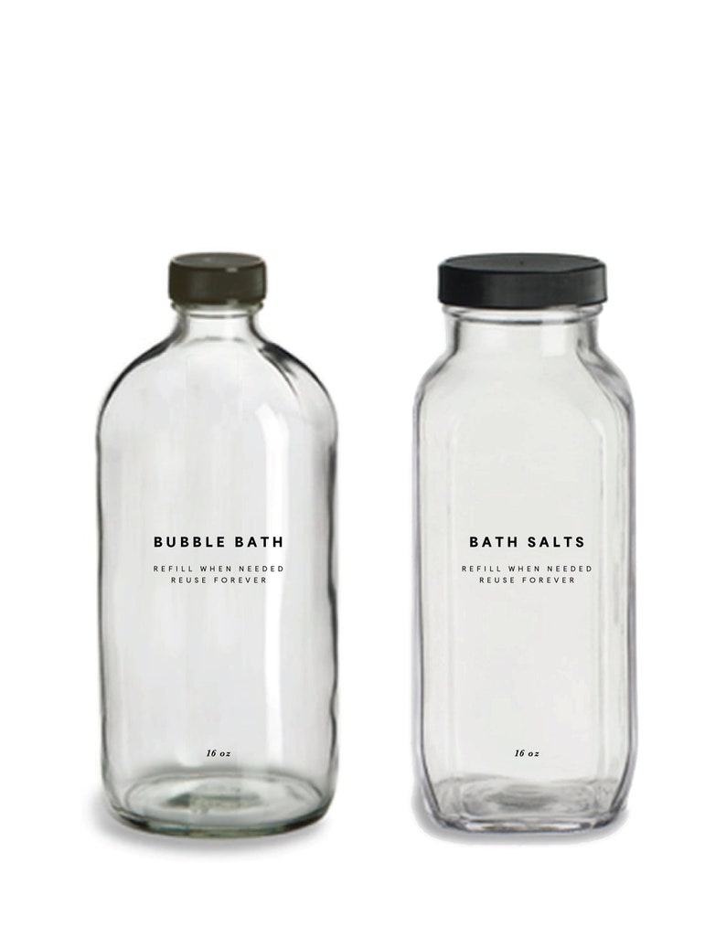Pu&ograve; includere: Due bottiglie di vetro trasparente con tappi neri. La bottiglia a sinistra &egrave; etichettata "Bubble Bath" e la bottiglia a destra &egrave; etichettata "Bath Salts". Entrambe le bottiglie hanno il testo "Riempi quando necessario, riutilizza per sempre" e "16 oz" stampato su di esse.