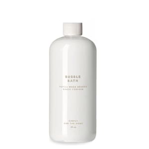 Puede incluir: Botella de plástico blanca de baño de burbujas con el texto "Bubble Bath" y "Refill when needed, reuse forever" en la parte delantera. La botella también dice "Simply for the home" y "16 oz".