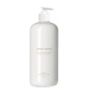 Puede incluir: Botella de plástico blanca con un dispensador de bomba lleno de gel de ducha. La botella tiene el texto "BODY WASH" y "REFILL WHEN NEEDED REUSE FOREVER" impreso en la parte delantera. El texto "SIMPLY FOR THE HOME 16 oz" está impreso en la parte inferior de la botella.
