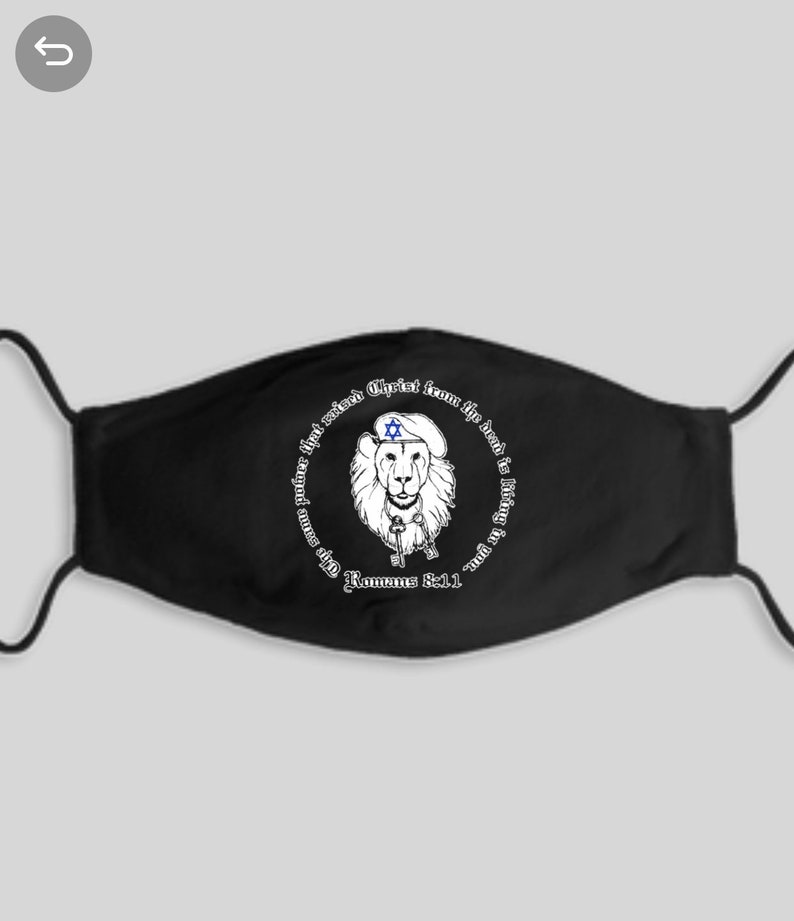 Op de afbeelding: Zwart mondkapje met een witte leeuw die een blauwe en witte kippa draagt met een Davidster. De leeuw houdt een sleutel in zijn poot. De tekst rond de leeuw luidt: "Dezelfde kracht die Christus uit de dood heeft opgewekt, werkt ook in u." Romeinen 8:11.