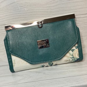 Cartera de cierre de barra floral de color verde azulado