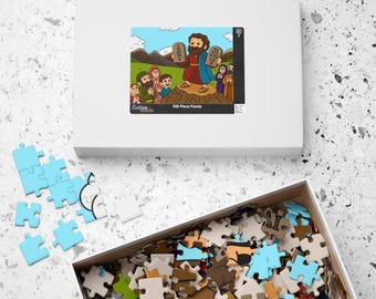 Puede incluir: Un rompecabezas de 520 piezas con una ilustración de dibujos animados de una escena bíblica. La imagen muestra a un hombre sosteniendo tabletas en una montaña, con gente debajo. La caja del rompecabezas es blanca y algunas piezas están dispersas.