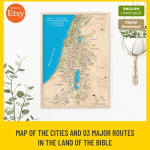 Könnte beinhalten: Eine gerahmte Karte mit dem Titel Map of the Cities and 03 Major Routes in the Land of the Bible, mit beigem Pergamenthintergrund, einem leuchtend blauen Mittelmeer und blauen Gewässern, darunter das Galiläa-Meer und das Tote Meer.