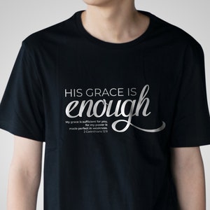La sua grazia è sufficiente 2 Corinzi 12:9, Citazione SVG PNG, Elegante citazione cristiana Svg, Camicia cristiana in formato SVG, Versetto della Bibbia in formato SVG, Scrittura in formato SVG