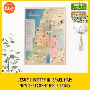 Puede incluir: Un mapa enmarcado titulado Map & Sites of Jesus' Ministry in Israel, que presenta regiones geográficas, ubicaciones históricas e ilustraciones pequeñas. El mapa incluye referencias textuales a los Evangelios de Mateo, Marcos, Lucas y Juan.