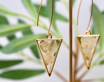 Real Pressed White Flower Triangles, Long Earrings, Gold Bezel, Resin Flower Earrings, Real Pressed Flower, White Flower Earrings