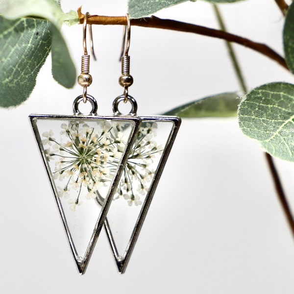 Real Flower Earrings, White Queen Anne's Lace, Triangle Earrings, Resin Flower Earrings, Real Pressed Flowers, Silver Plates, Flower Jewelry