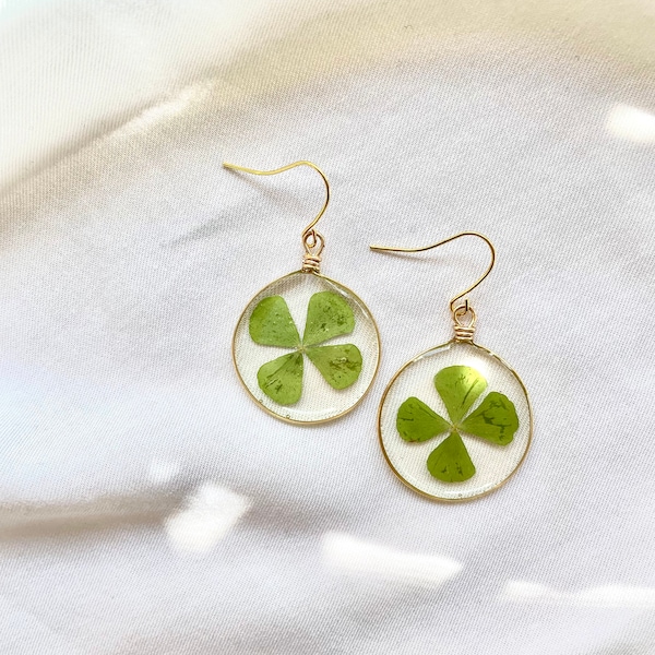 Oorbellen klavertje vier, echte geperste klavers, draadgewikkeld, geluksoorbellen, vergulde cirkelframes, St. Patricks Day-sieraden, hars