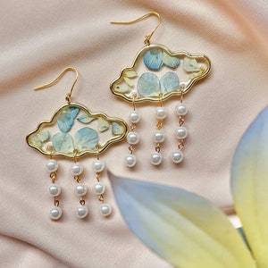 Real Flower Cloud Earrings, Pressed Queen Anne's Lace, Blue Hydrangeas, Rainbow Wildflowers, White Pearl Drops, Lightweight, Gold Plated zdjęcie 4