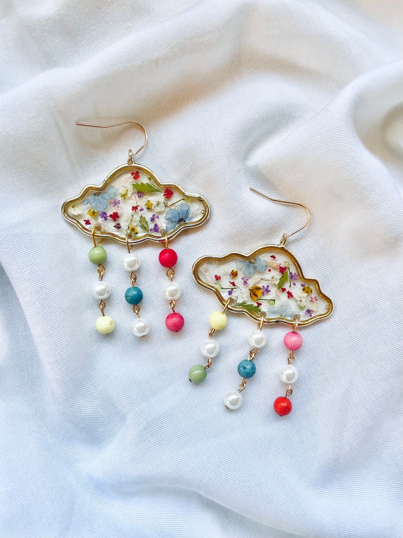 Real Flower Cloud Earrings, Pressed Queen Anne's Lace, Blue Hydrangeas, Rainbow Wildflowers, White Pearl Drops, Lightweight, Gold Plated zdjęcie 5