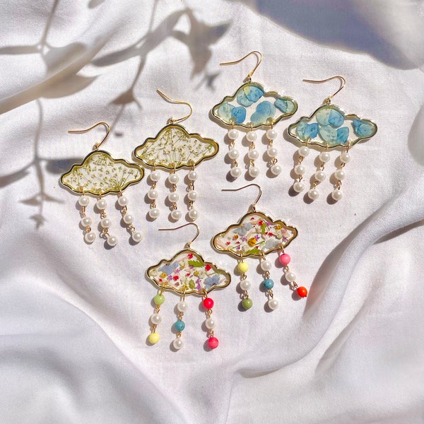 Pendientes de nube con flores prensadas auténticas, gotas de lluvia de perlas, chapados en oro.