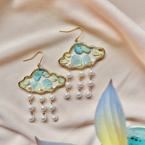 Real Flower Cloud Earrings, Pressed Queen Anne's Lace, Blue Hydrangeas, Rainbow Wildflowers, White Pearl Drops, Lightweight, Gold Plated zdjęcie 7