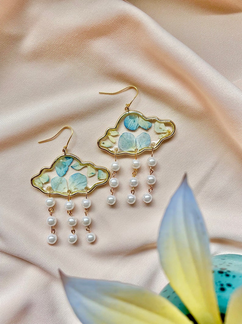 Real Flower Cloud Earrings, Pressed Queen Anne's Lace, Blue Hydrangeas, Rainbow Wildflowers, White Pearl Drops, Lightweight, Gold Plated zdjęcie 7