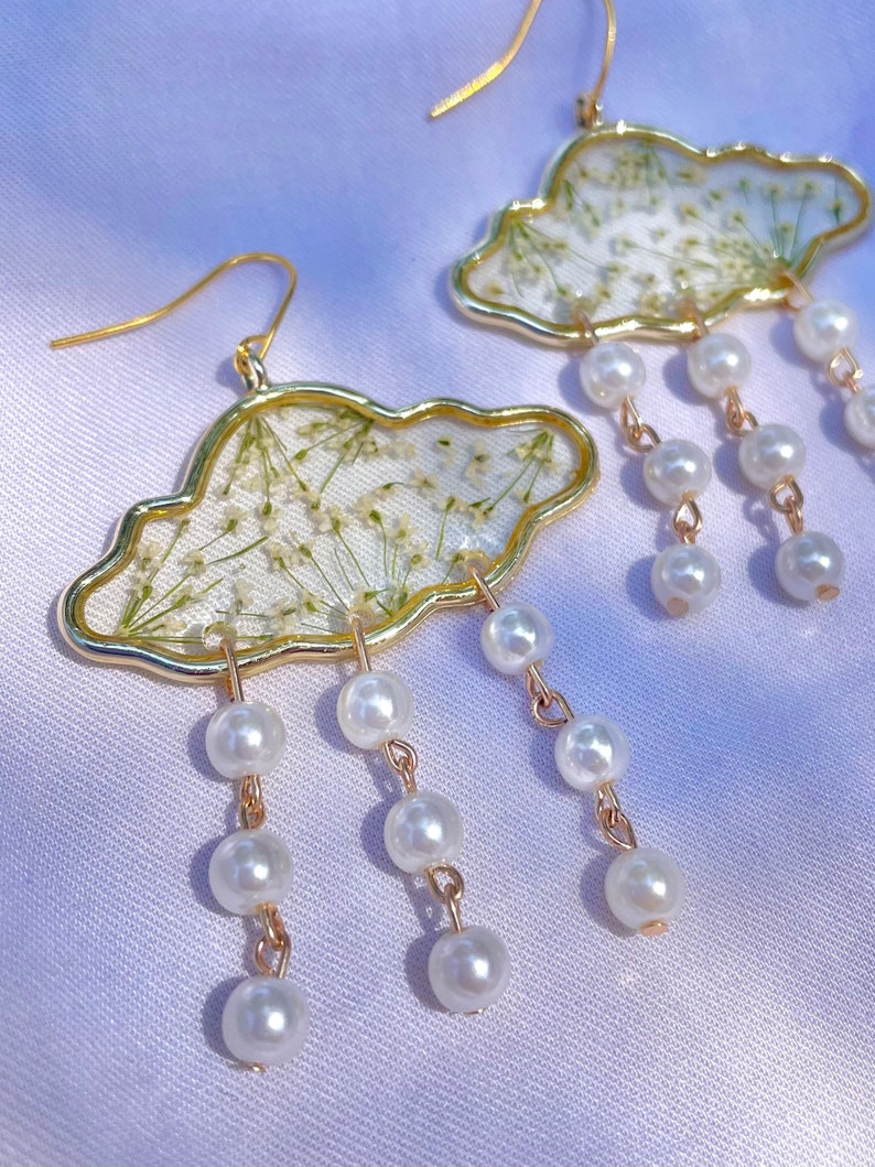 Real Flower Cloud Earrings, Pressed Queen Anne's Lace, Blue Hydrangeas, Rainbow Wildflowers, White Pearl Drops, Lightweight, Gold Plated zdjęcie 9