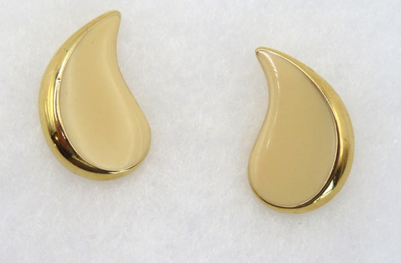 Monet Cream Teardrop Enamel Earrings 1980s - image 3