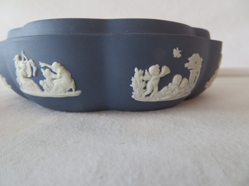 Vintage Wedgwood Scalloped Round Trinket Box