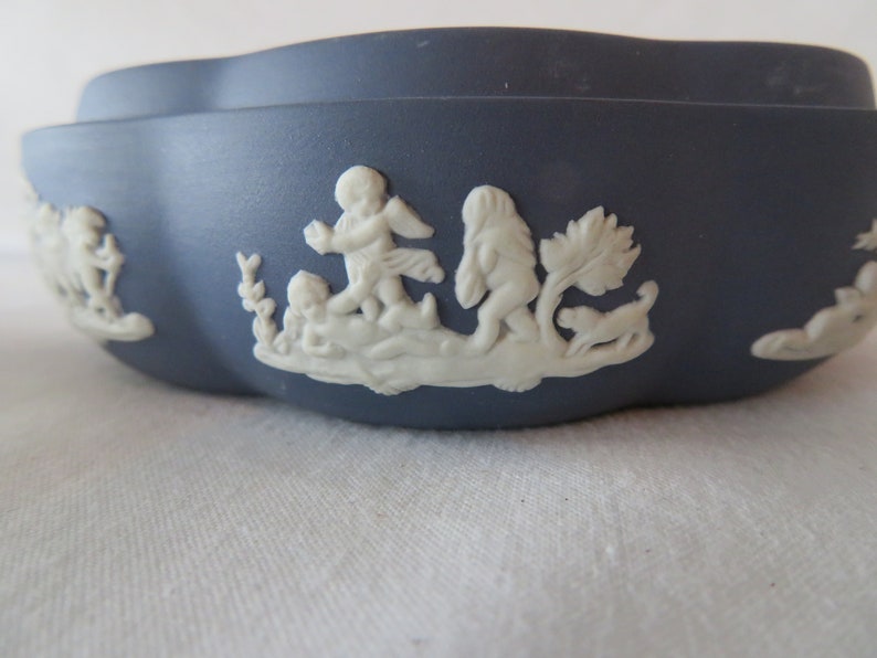 Vintage Wedgwood Scalloped Round Trinket Box