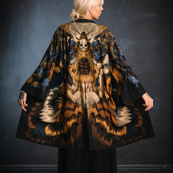 Malekin SHINOGA DARK LONG Unisex Totenkopf Hawk Moth Kunst Gedruckt Kimono Robe | Geschlechtsneutraler Kaftan | One size Strandmantel | Totenkopf Motte