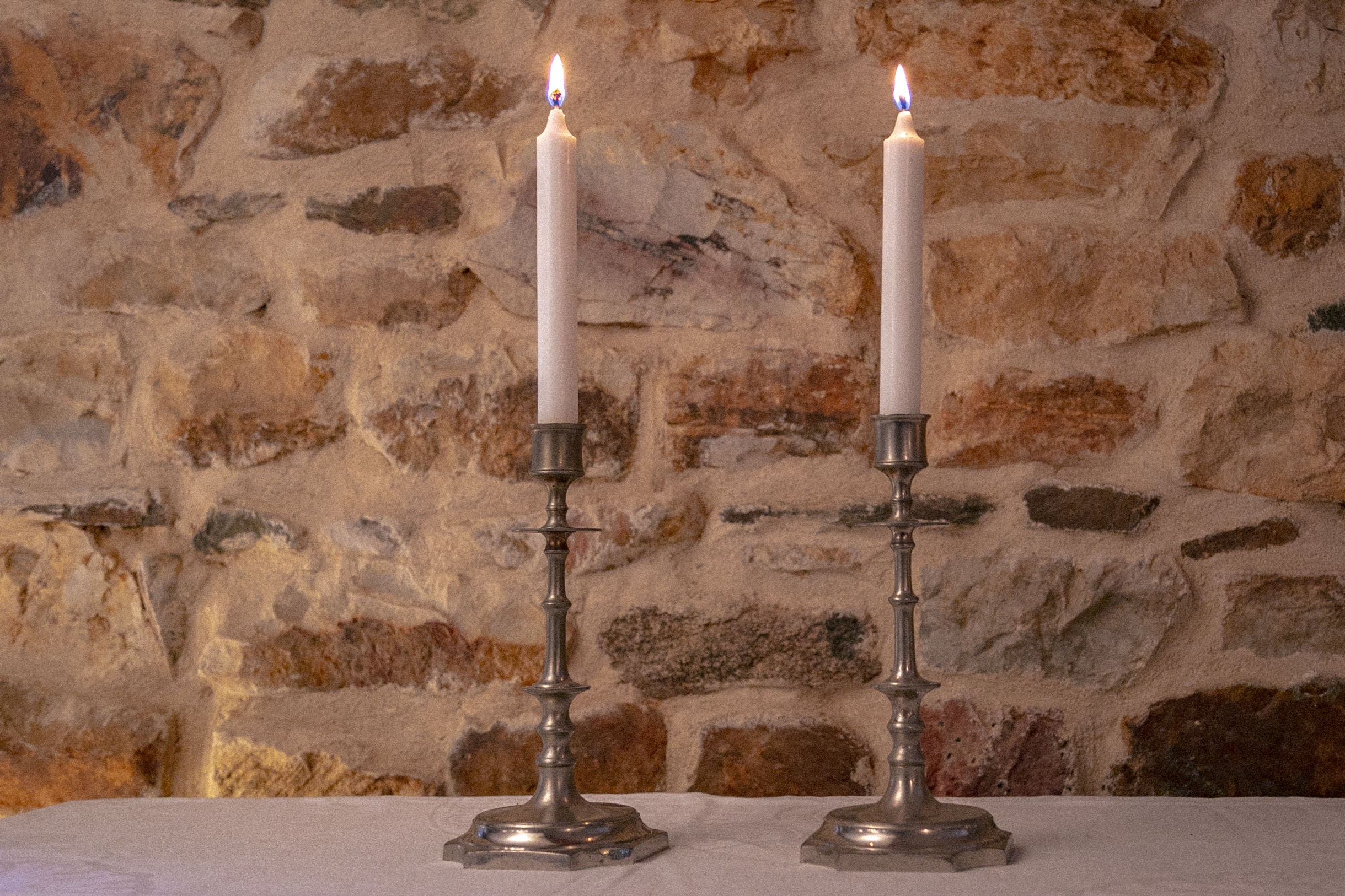 Paire de Chandeliers Décoratifs Vintage en Métal Blanc Dans Le Style Français Art Nouveau