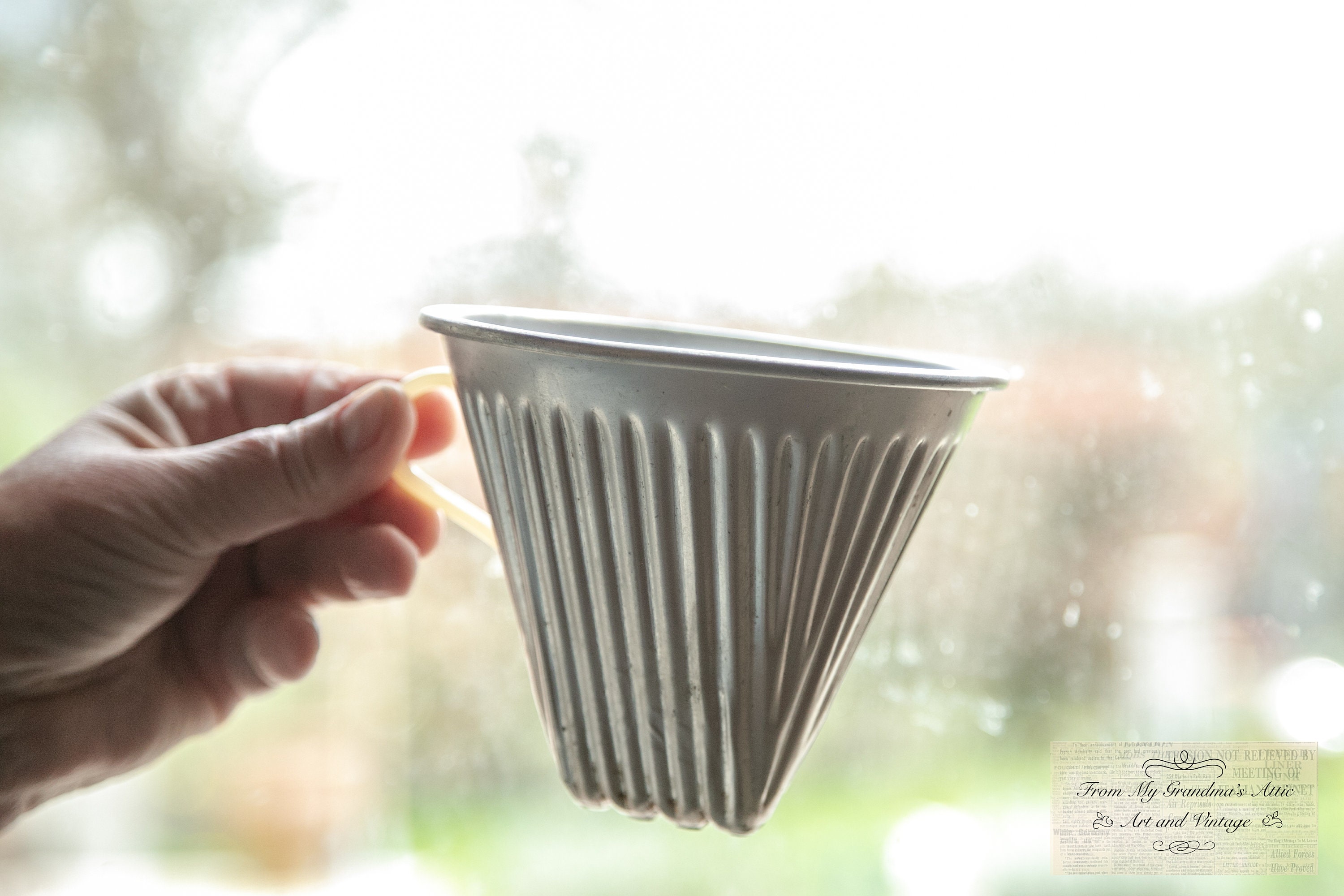 filtre à café rétro vintage en aluminium, français pour verser sur le café
