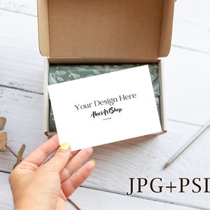 Maqueta de tarjeta de agradecimiento en el paquete, maqueta de tarjeta de sujeción, maqueta de tarjeta de tienda pequeña, capa de objeto inteligente PSD