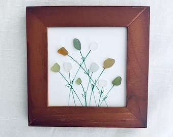 Konst med vilda blommor i havsglas: Inramad kustdekor (7,5 x 7,5 cm)