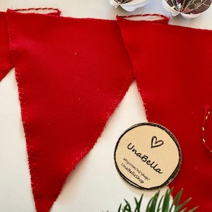 Op de afbeelding: Rode vlaggenbanner van vilt met een bruin label met de tekst "UnaBella etsy.com/shop/ UnaBellaShop"