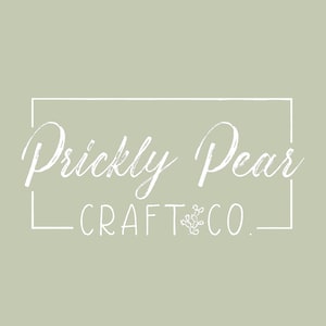 以下が含まれることがあります： 薄い緑色の背景に白い文字で「Prickly Pear Craft Co.」と書いてあり、白い正方形の枠で囲まれています。