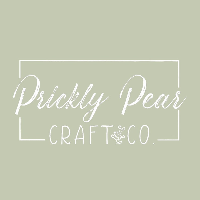 以下が含まれることがあります： 薄い緑色の背景に白い文字で「Prickly Pear Craft Co.」と書いてあり、白い正方形の枠で囲まれています。