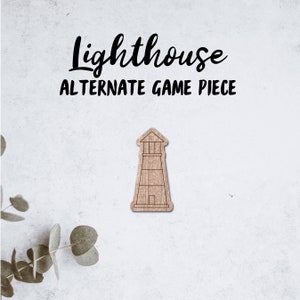 Könnte beinhalten: Ein hölzernes Leuchtfeuer-Spielstück. Das Stück ist eine einfache Umrandung eines Leuchtfeuers mit einer kleinen Tür und Fenstern.