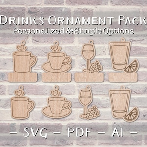 Könnte beinhalten: Ein Satz von acht hölzernen Getränke-Ornament-Ausschnitten, darunter eine Kaffeetasse, ein Weinglas, ein Schnapsglas und eine Teetasse. Die Ornamente sind lasergeschnitten und bereit zum Personalisieren. Der Text auf dem Bild lautet "Drinks Ornament Pack Personalized & Simple Options - SVG - PDF - AI - "