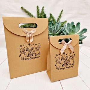 Sac de fête joyeux Noël. Petits ou moyens sacs de Noël en papier kraft brun. Adorable sac écologique estampé à la main avec ruban