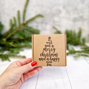 Wir wünschen Ihnen frohe Weihnachten und ein glückliches neues Jahr. Handgestempelte Kraft leere Geschenkbox. Letterbox Mini PIP Braun Schmuck Seifen Box
