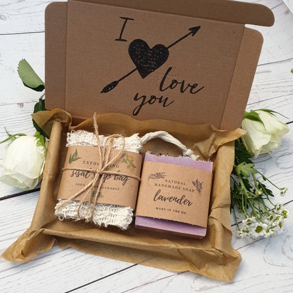 Eco Freundliches I Love You Geschenk: handgemachte UK Seife & Sisal Seifentasche. Valentinstag Geschenk für Sie. Nachhaltiges, veganes Geschenk für Freundin, Frau