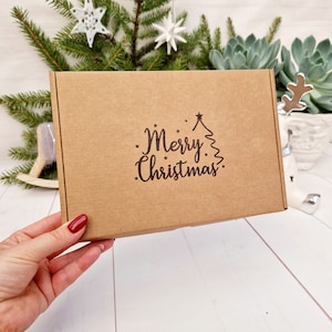 Coffret cadeau sur le thème de Noël. Boîte en carton kraft vide. Emballage recyclable de Noël respectueux de l'environnement. Grande boîte PIP en carton lettre Royal Mail C5