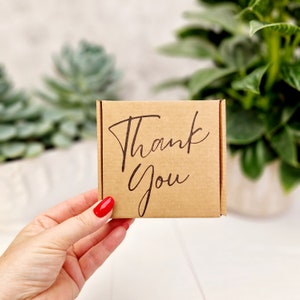 Boîte cadeau vide de remerciement kraft estampée à la main. Emballage recyclable respectueux de l'environnement. Mini boîte en carton marron PIP Royal Mail. Petite boîte à bijoux