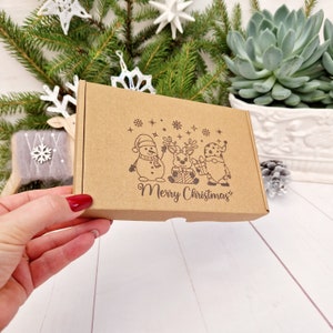 Weihnachts Kraft leere Geschenkbox. Schneemann Zwerg Rentier Weihnachten Niedlicher Karton PIP C6 / A6 Royal Mail Large Letter Size Paper Box. Eco-Verpackung