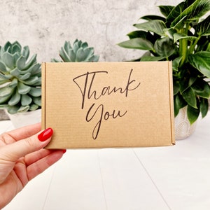 Boîte cadeau vide kraft estampée à la main de remerciement. Emballage recyclable unique et respectueux de l'environnement. Grande lettre Royal Mail, carton marron PIP C6/A6Box
