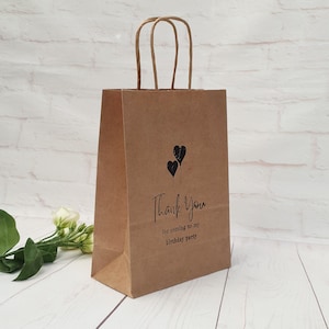 Merci d'être venu à ma fête d'anniversaire - Sac de cadeaux. Petit sac en papier brun écologique kraft avec poignée pour enfants. Emballage durable