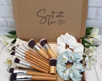 Eco friendly gift for her: 11pcs bamboo makeup brushes + 2 linen hair scrunchies. Natural, sustainable, zero waste cruelty free vegan set