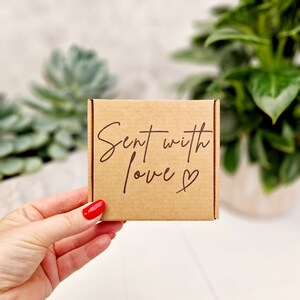 Boîte cadeau vide kraft estampée à la main, envoyée avec amour. Emballage recyclable respectueux de l'environnement. Mini boîte à savon à bijoux en carton marron PIP