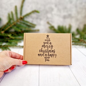 Nous vous souhaitons un joyeux Noël et une bonne année. Petite boîte cadeau vide kraft estampée à la main pour sapin de Noël. Boîte de Noël en carton PIP C6/A6