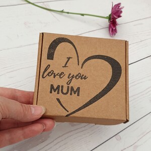 Boîte-cadeau vide kraft estampée à la main Je t'aime maman. Emballage recyclable respectueux de l'environnement. Mini boîte à savon à bijoux en carton marron PIP