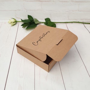 Boîte cadeau vide Kraft Félicitations. Joli emballage durable, recyclable et respectueux de l'environnement de 6 x 6 x 2 po. Boîte avec couvercle en carton estampée à la main unique