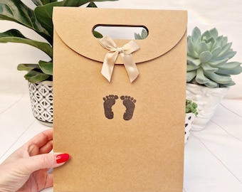 Sacs cadeaux de fête avec pieds de bébé. Petits et moyens sacs pour cadeaux en papier kraft. Baby shower, Nouveaux parents, Congé de maternité, Grossesse, Nouveaux papas et mamans